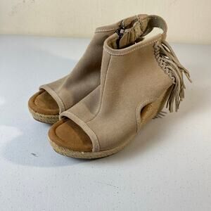 Minnetonka Sz 7 Tan Cream Leather Wedge Sandals Suede Fringe